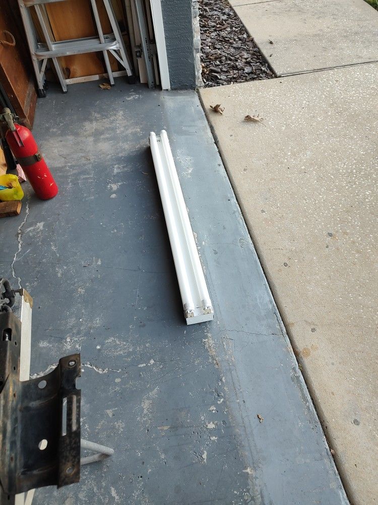 4 Foot Florescent Light Fixture With LED Bulbs