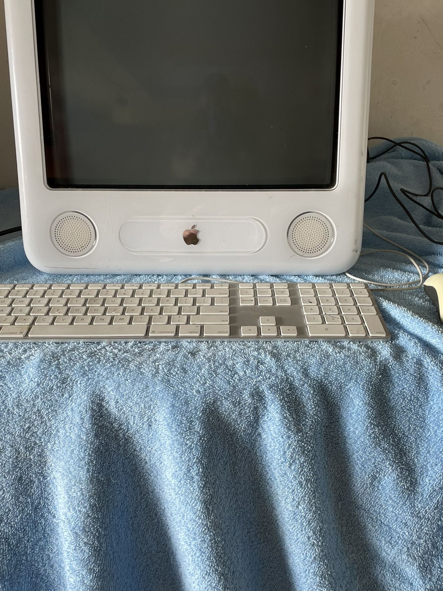 E-Mac Computer With Keyboard & Mouse