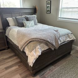 Queen Size Wood Bed Set