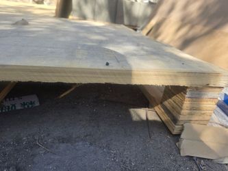 SOLID WOOD PALLETS .FREE