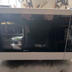 AVANTI Microwave Oven. New