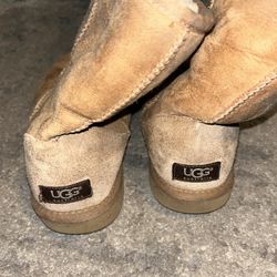 100% Authentic Short Uggs Preloved But Still Good. Size 8.5