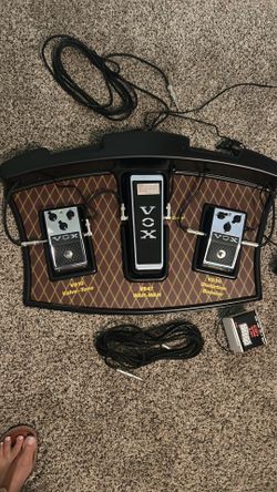Box pedal boards with all the cords