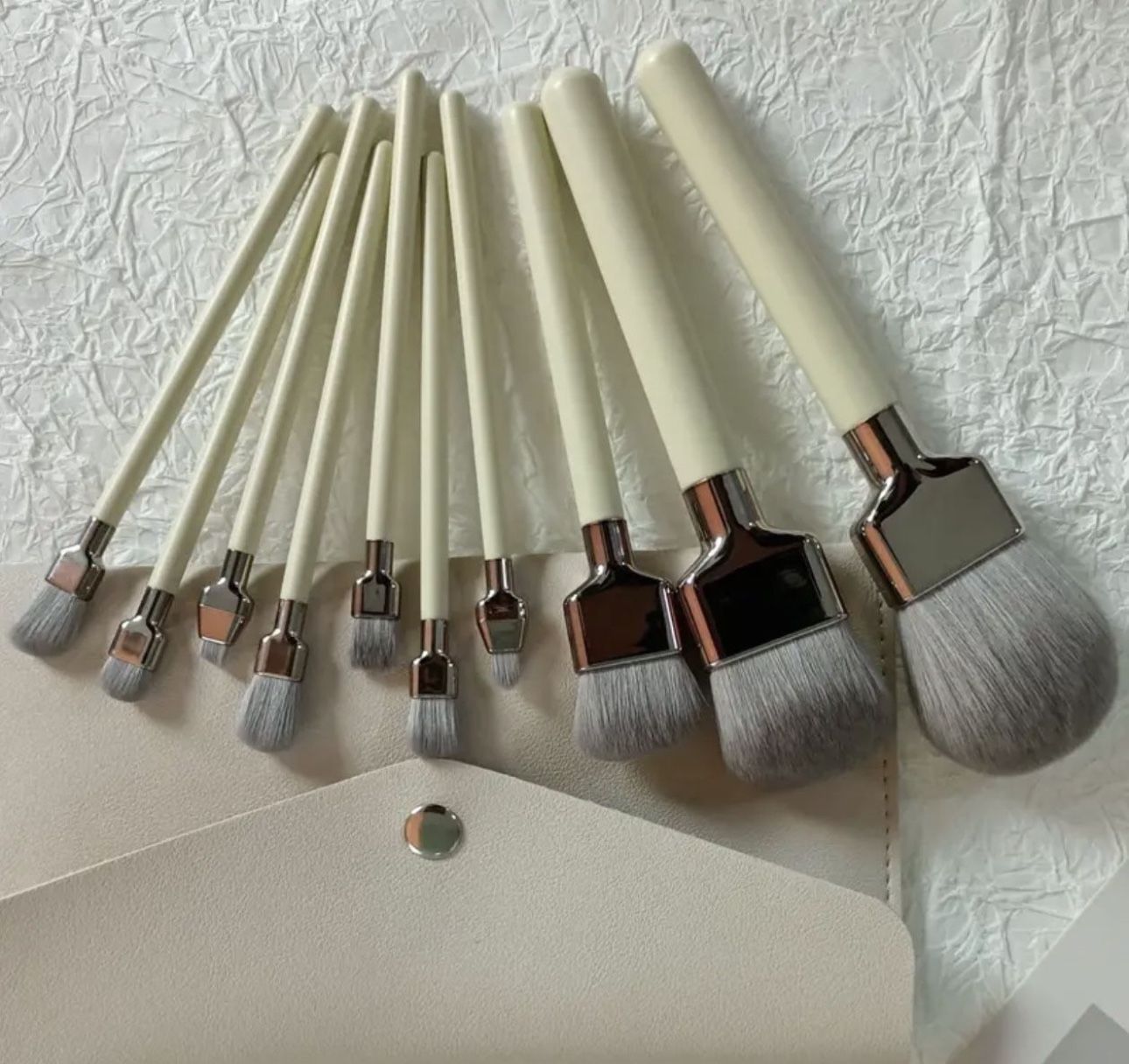 10 Pieces Makeup Brushes Soft Fluffy Professional Cosmetic Foundation Powder Eyeshadow Blending Kabuki Brush Beauty Tool with Bag Makeup Sponge Beauty