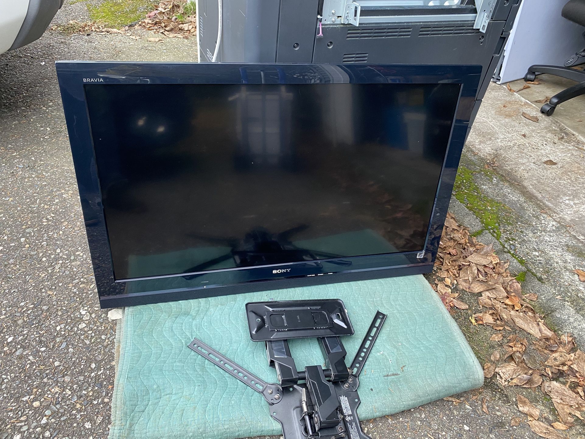 40” Sony  Bravia/With Wall Mount