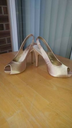 NEW IN BOX Women's Satin ivory heels, size 7.5