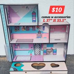 Large Dollhouse W Accessories & 2 Dolls
