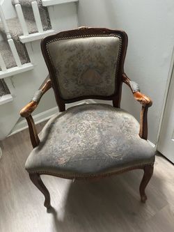 Vintage old chair(Romeo and Juliet)