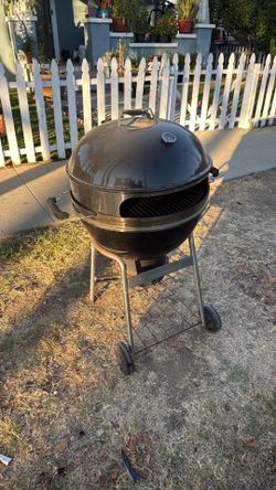 Landmann 22" Pizza Kettle Charcoal Grill