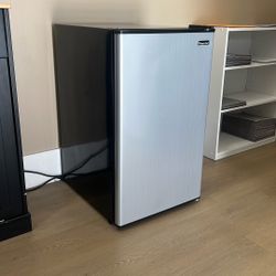 Mini Magic Chef Refrigerator 