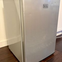 Mini Fridge- Perfect For Small Spaces🌟