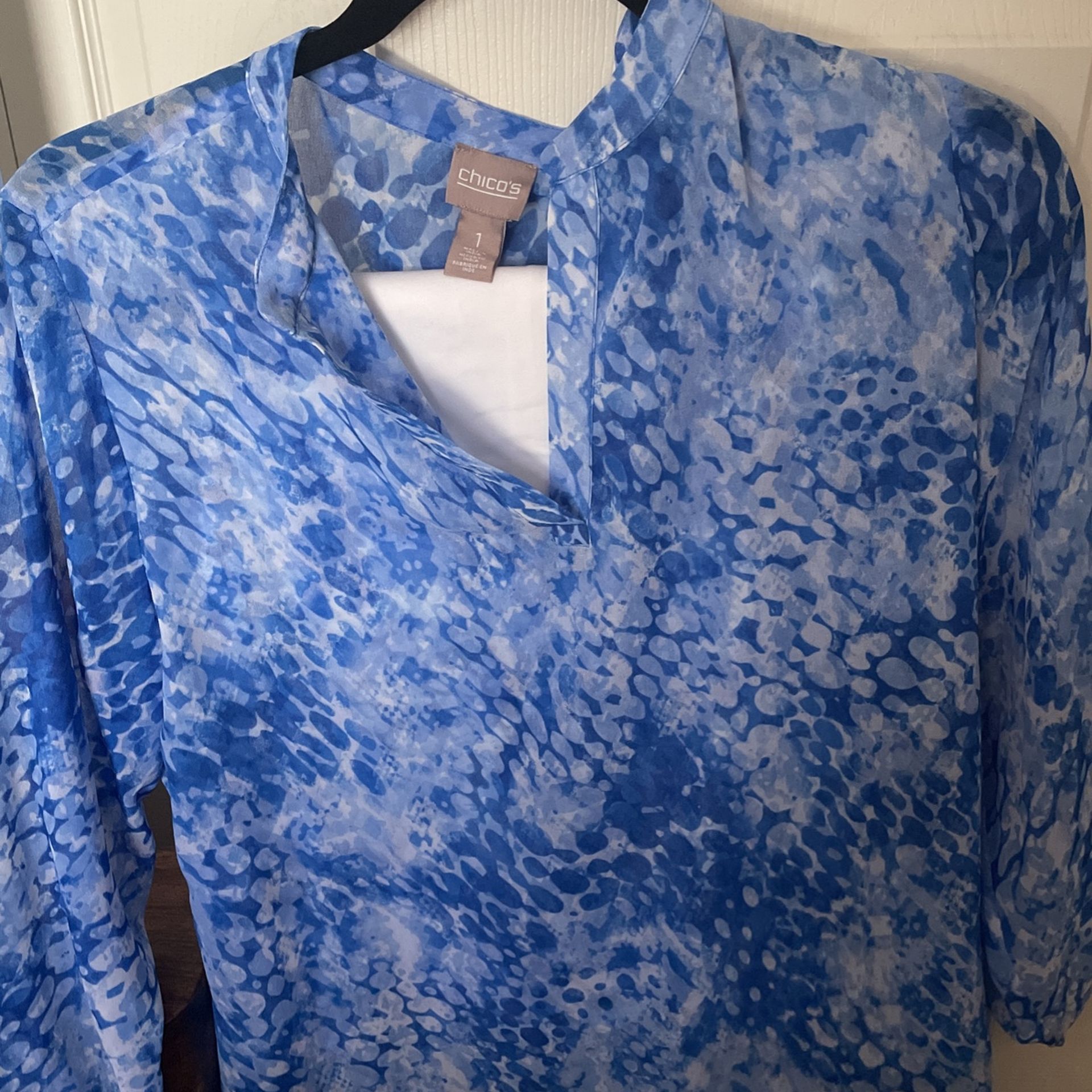 Chico’s Outfit! Top And White Capri Pants Size 1