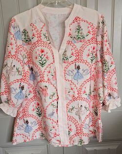 BEAUTIFUL✨️🍒Cherry Betty Blouse ~features a Nutcracker💂 print with festive Ballerina🧑‍🩰 and holiday 🎄 motifs.
SIZE: MEDIUM