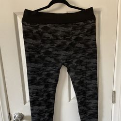 Women’s Plus Size XXL (20) Black Gray Camo Print Leggings Stretch High Waist Full Length
