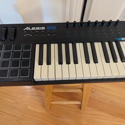 Alesis VI25