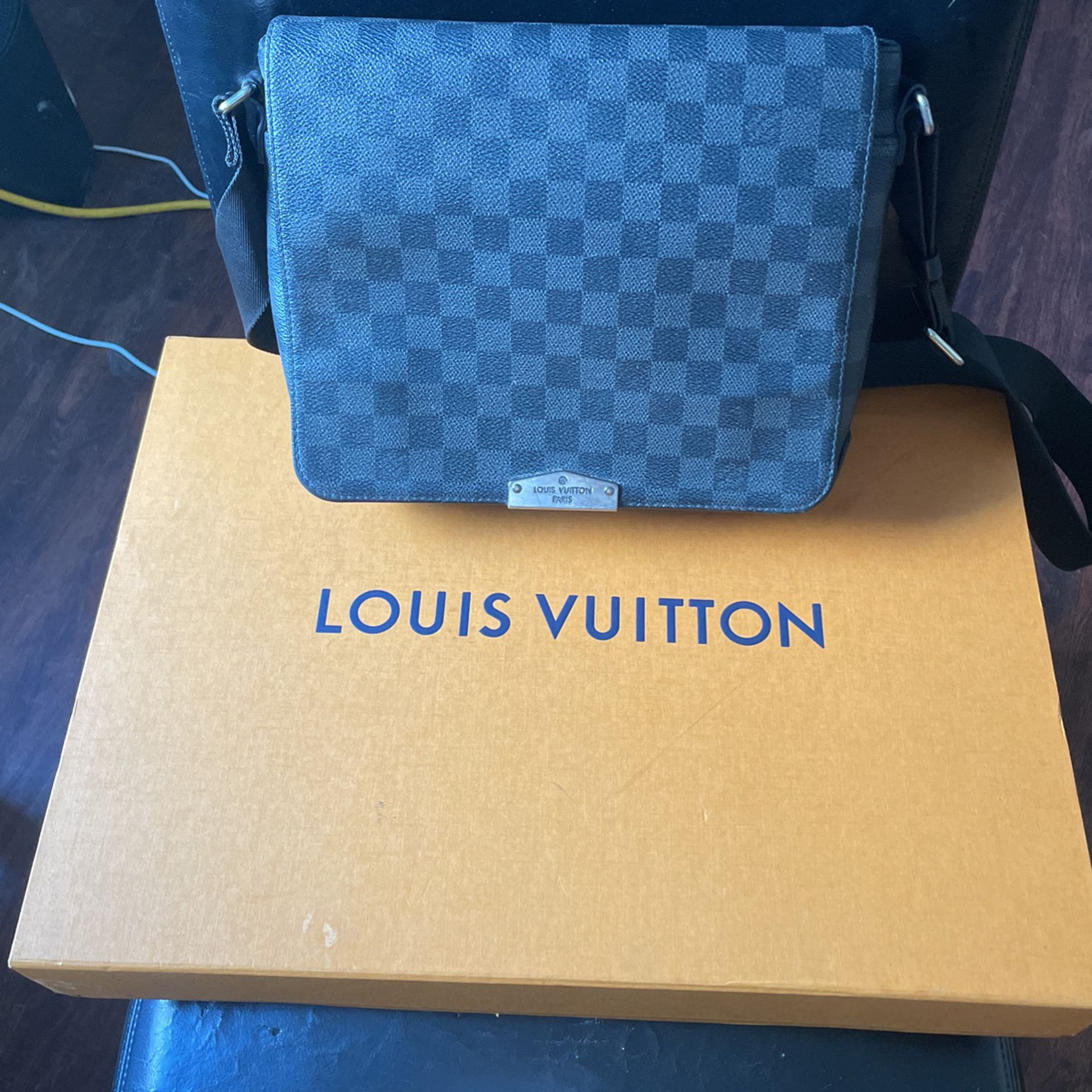 Louis Vuitton Men’s Messenger Back 2021