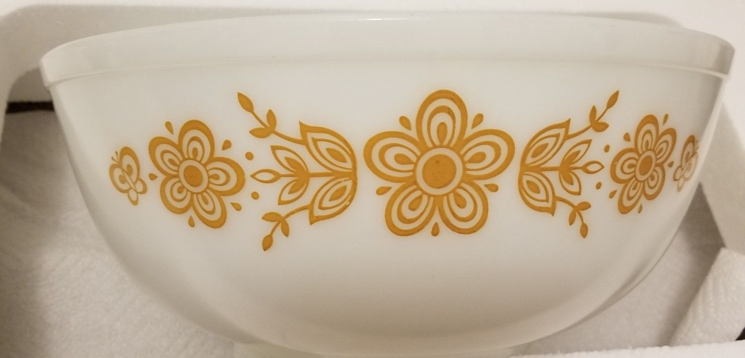Pyrex Cinderella bowl butterfly white and gold