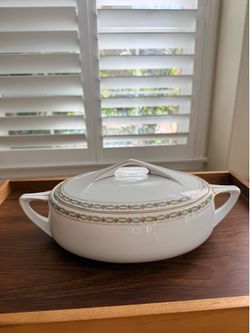 Elegant gold pot — Vintage kitchenware collection