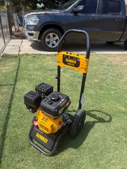 DeWalt 3400 pressure washer for sale as-is; it starts up fine but is missing the pump.