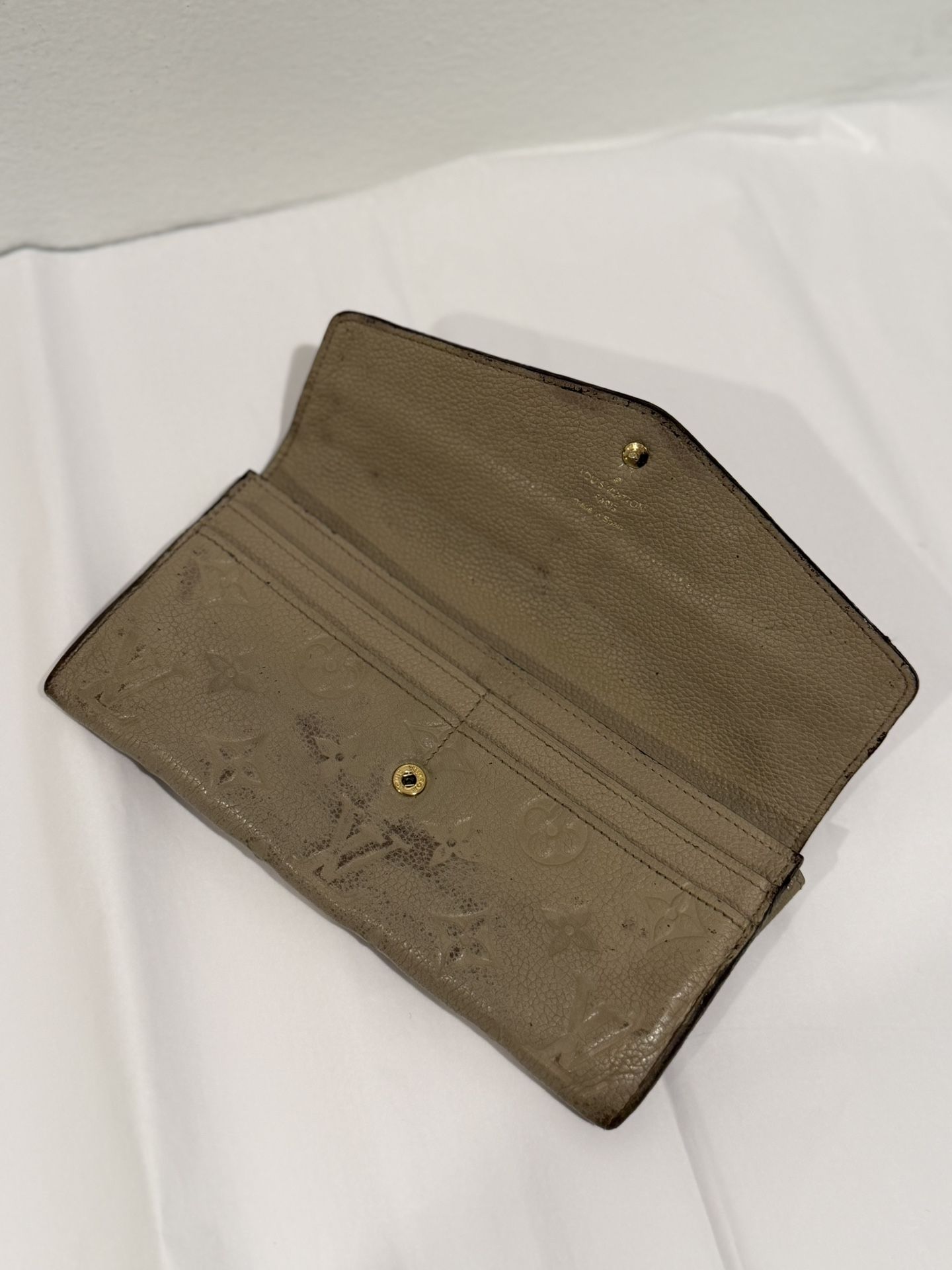 LV Wallet display picture 2
