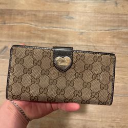 Woman’s Gucci Wallet 