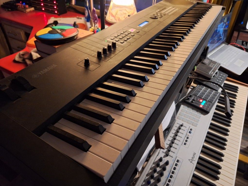 Yamaha MX88 Synthesizer Workstation
