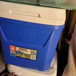 Igloo Pull Up Handle And Wheels