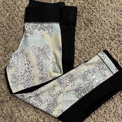 Size Large Under Armor Capri Leggings