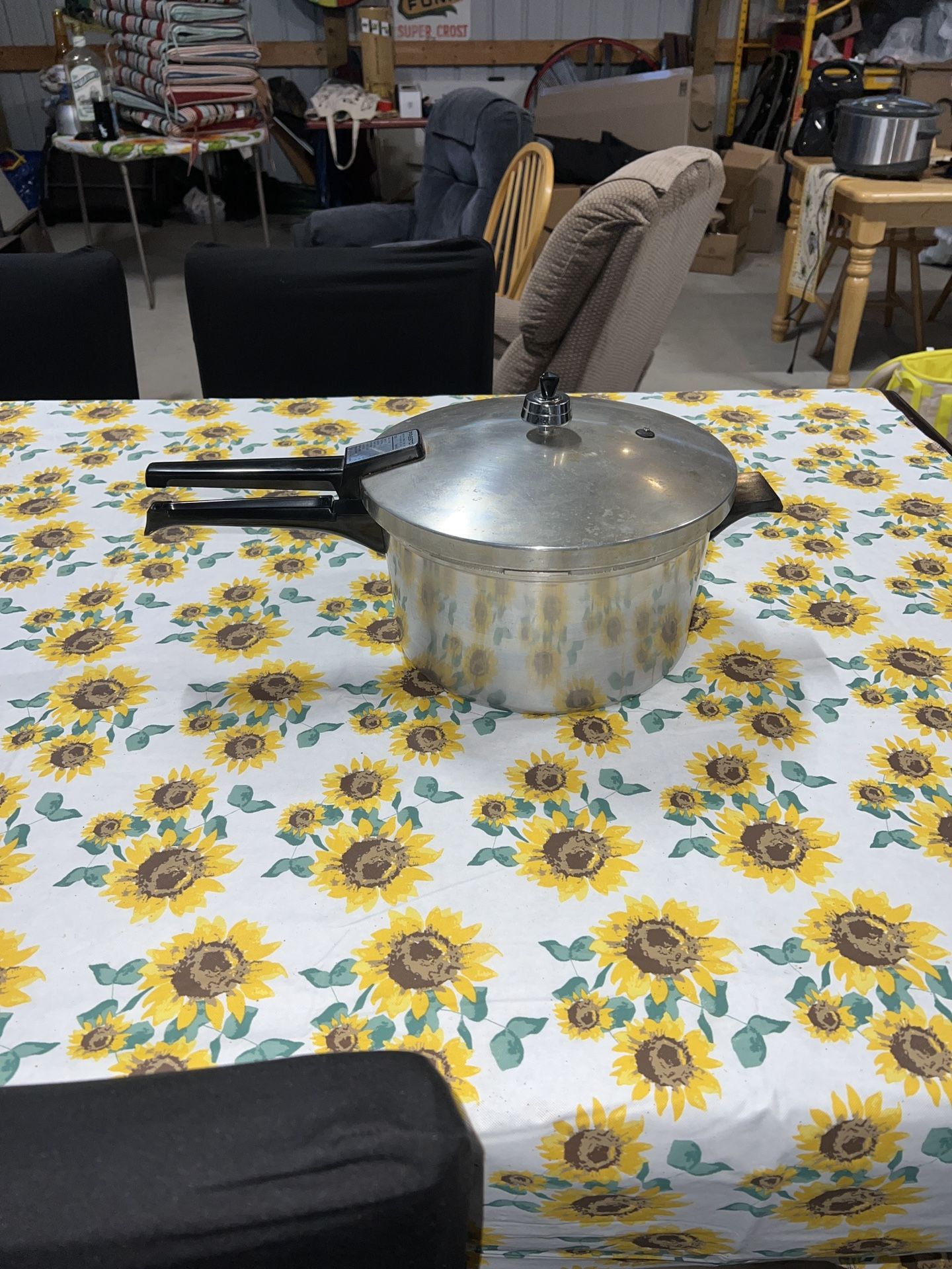 Presto Pressure Cooker Model A603A Vintage 6 Qt w/ Jiggler. Has some scratches & rust from age see pics 