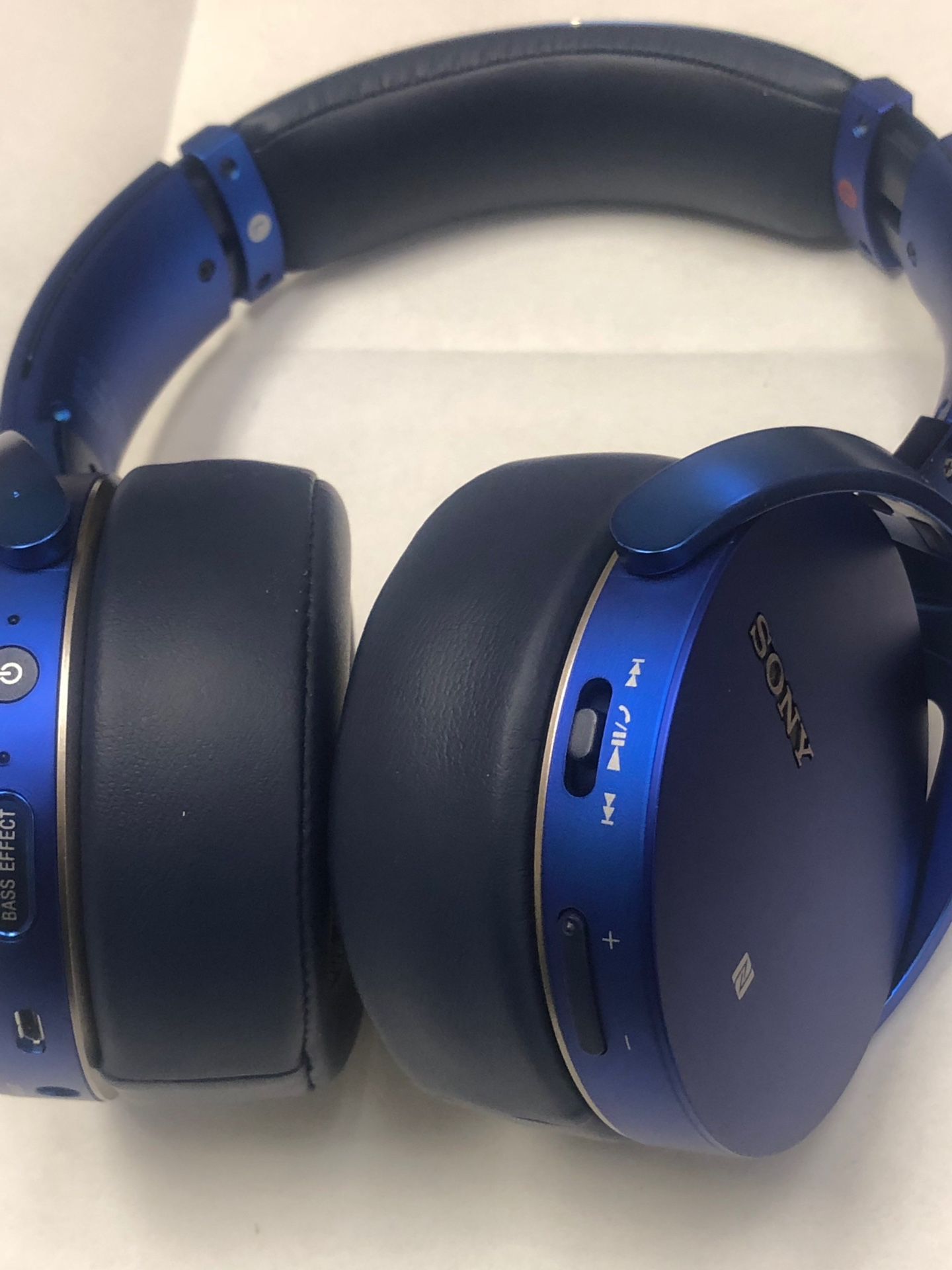 Sony pro studio headphones wireless noise canceling Bluetooth or wired heavy bass boost effect beats dre