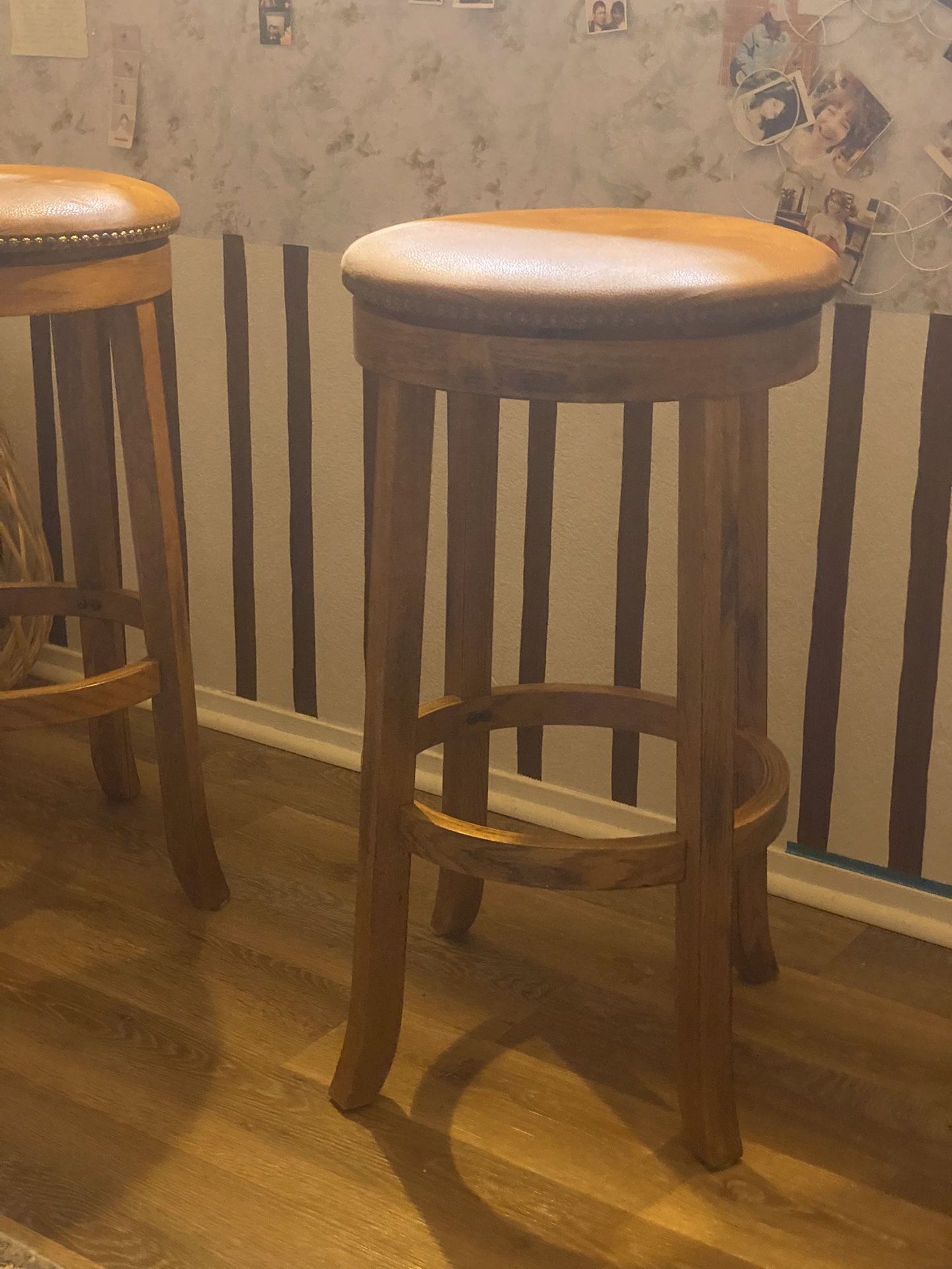 Set Of Bar Stools That Swivel 