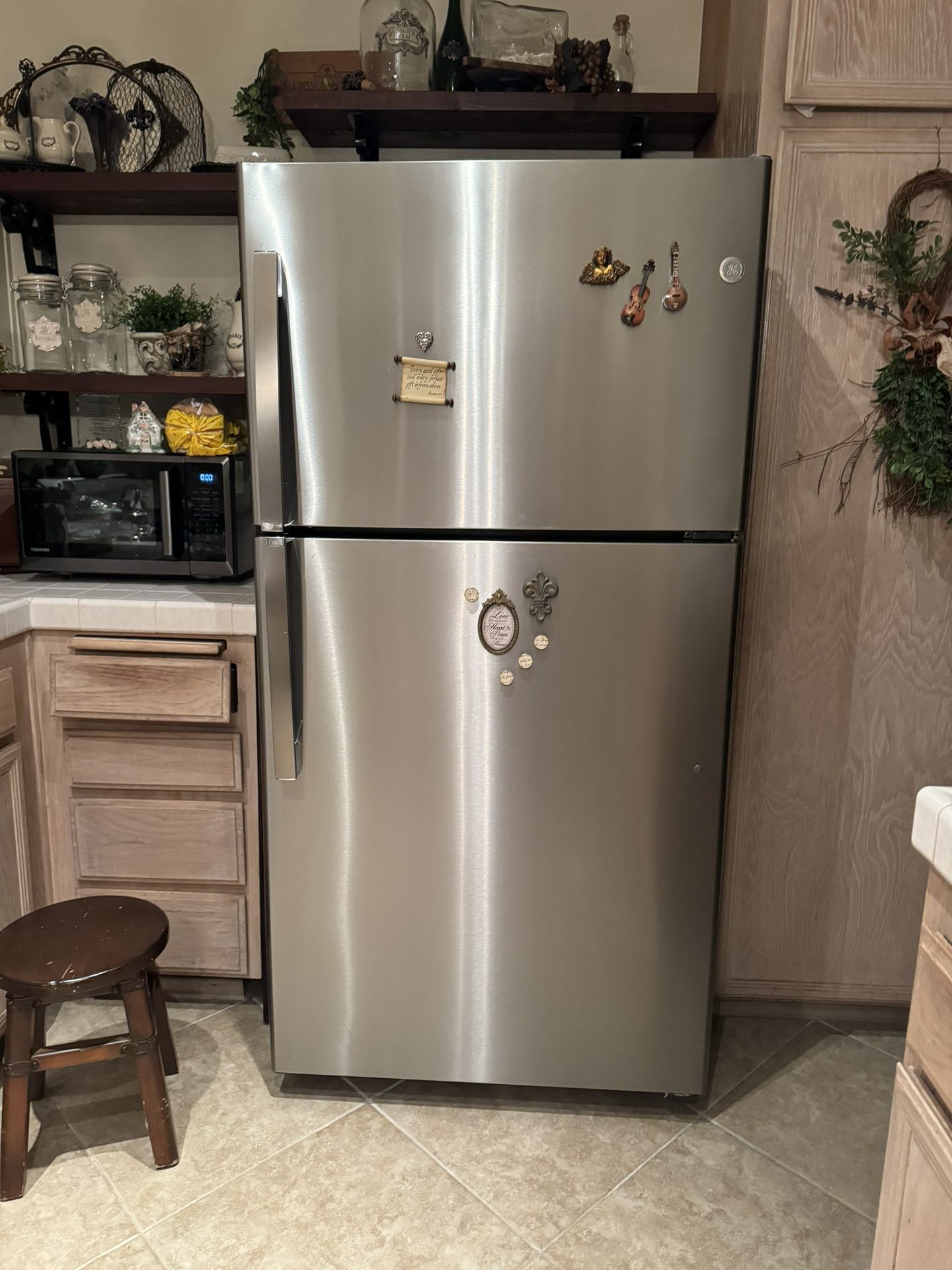 GE Refrigerator 21.9 CU FT Top Freezer 