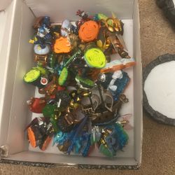 RANDOM ASSORTMENT SKYLANDERS