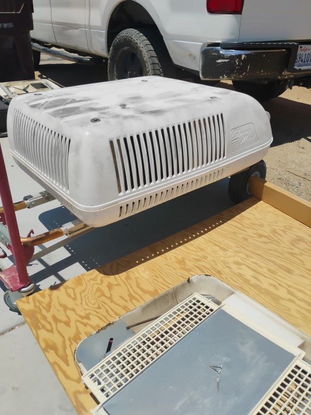 2 Rooftop A/C Units. Excellent Condition