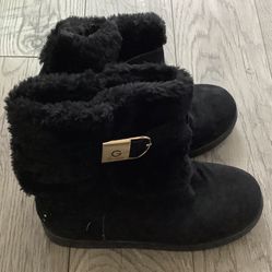 G By Guess Women’s Black Faux Fur Booties SZ 8 M Suede Tight knit Buckle Strap