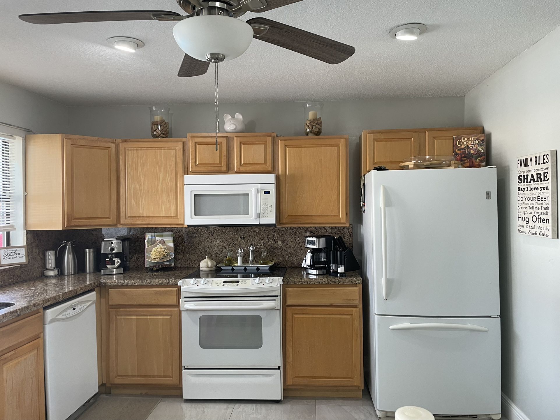 Kitchen appliances all I'm working order