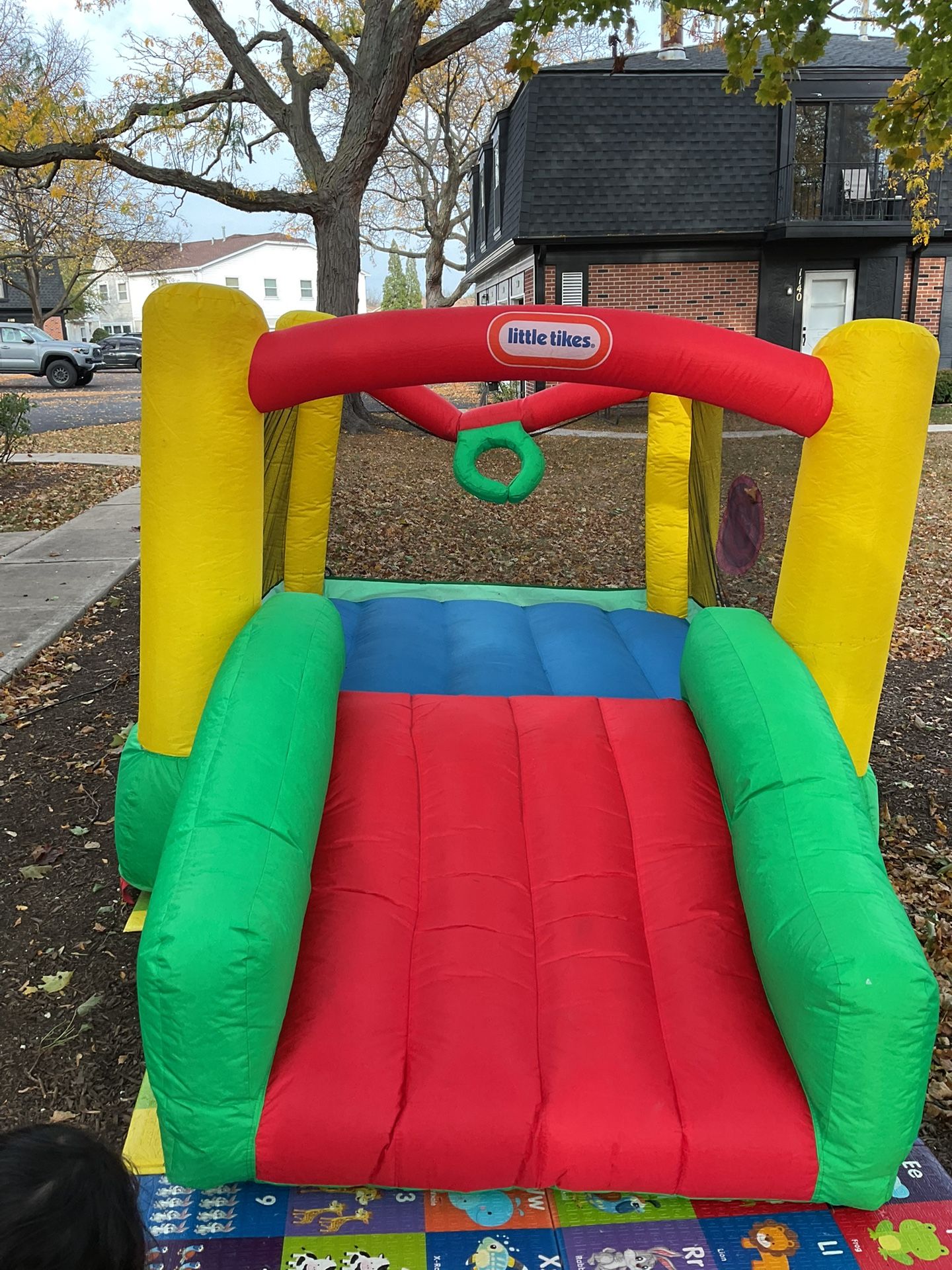 Little Tikes Inglatable Jump N Slide Dry Bouncer INCLUDING Plastic Ball Pit Balls
