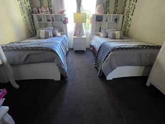 White bedroom set (2 beds twins)