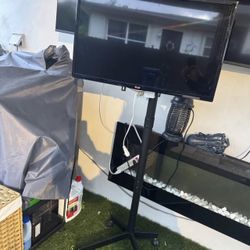 32” Smart TV With Metal Stand 