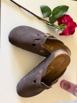 Birkenstock, Nike, Hunter Girls shoes on sale. Variety of sizes