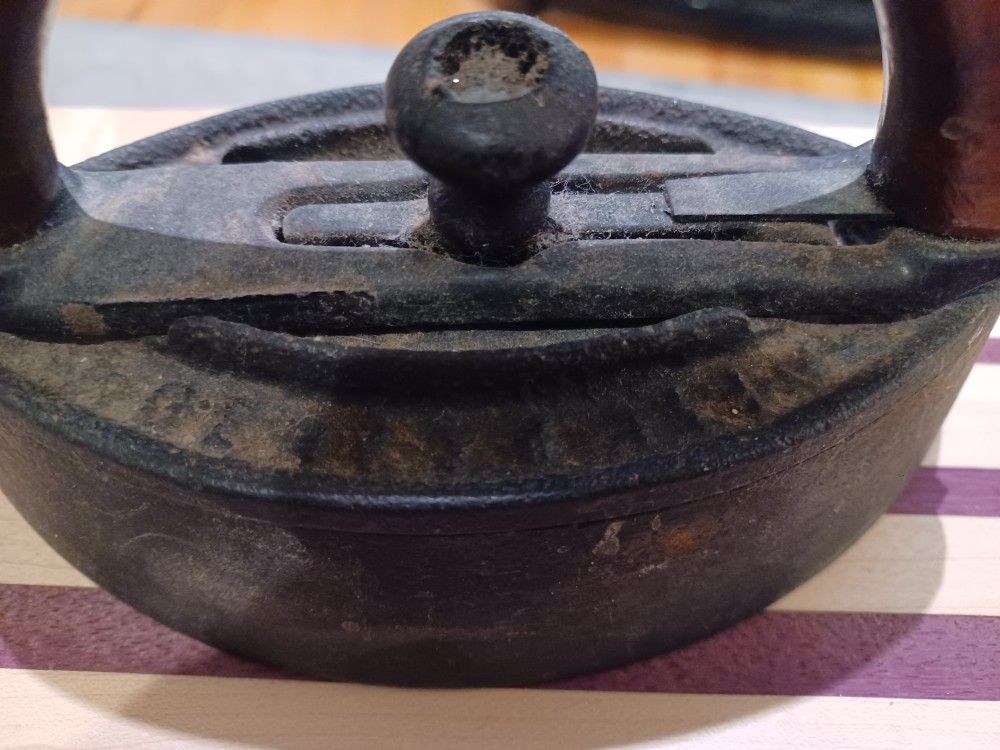 Antique Cast Iron With 2 Trivets