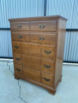 Wooden chest of drawers/dresser