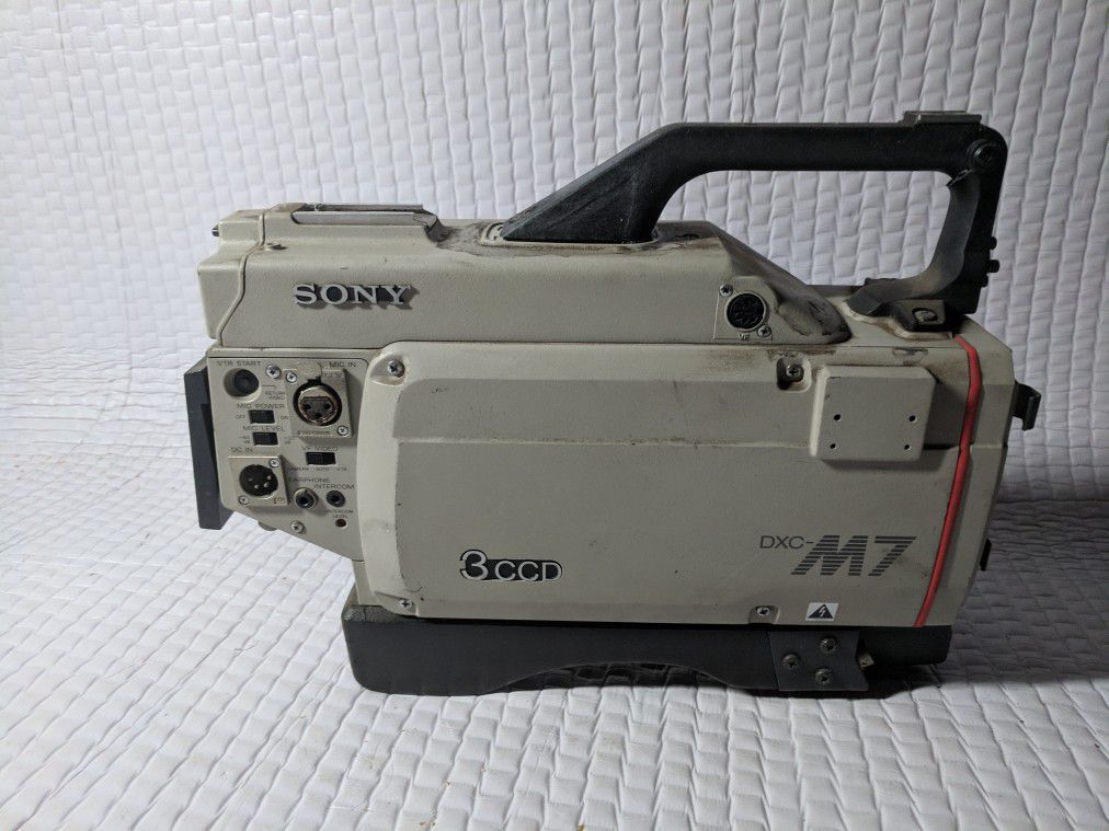 vintage Sony DXC-M7 color video camera