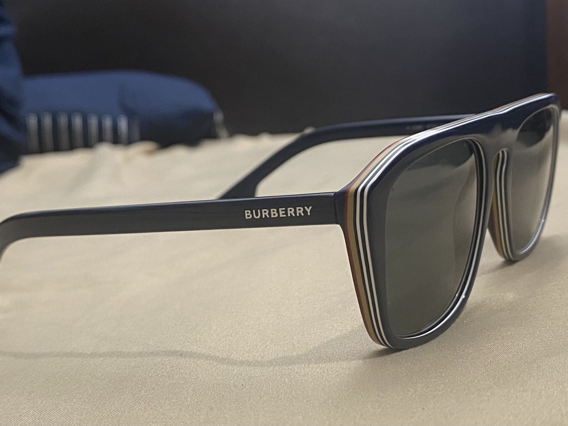 BURBERRY Sunglasses 😎 (Icon Stripe Detail Frame edition) 