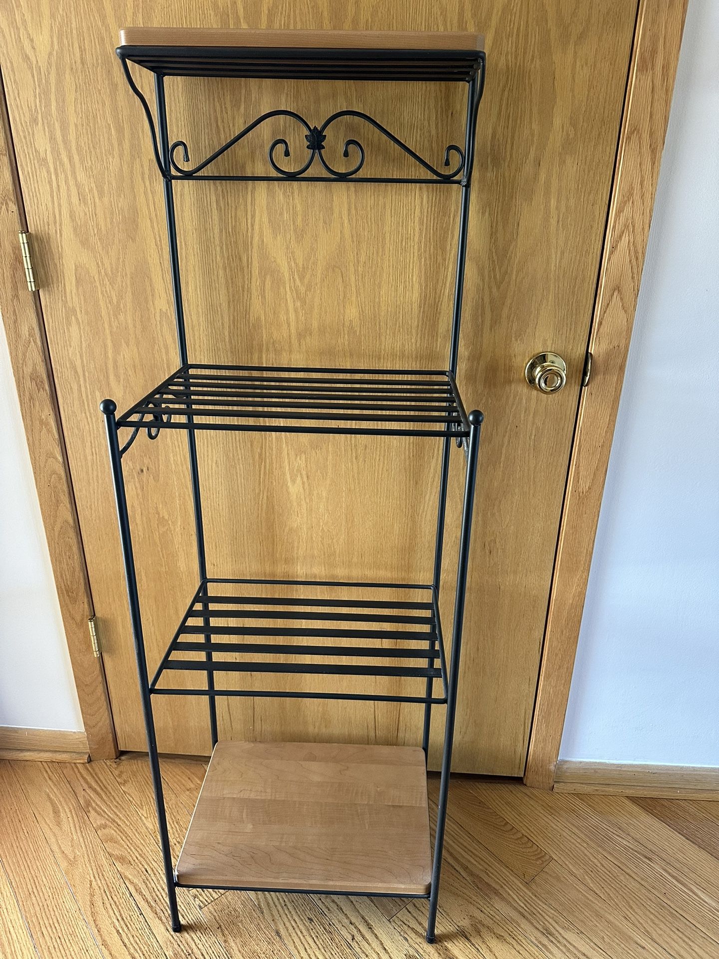 Longaberger Bakers Rack, Wrought Iron w/2 shelves and room for 2 more 