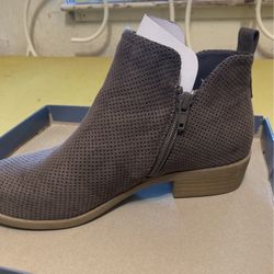 Women’s Boots ( NEW) 
