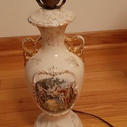Vintage lamp with Colonial picture and gold trim. 