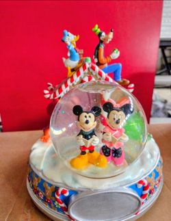 Disney Christmas Snow Globe Mickey Minnie Donald Goofy