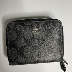Coach Small Black Zip-Around Wallet (FIRM PRICE) (PRECIO FIRME)