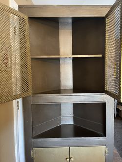 Corner Hutch